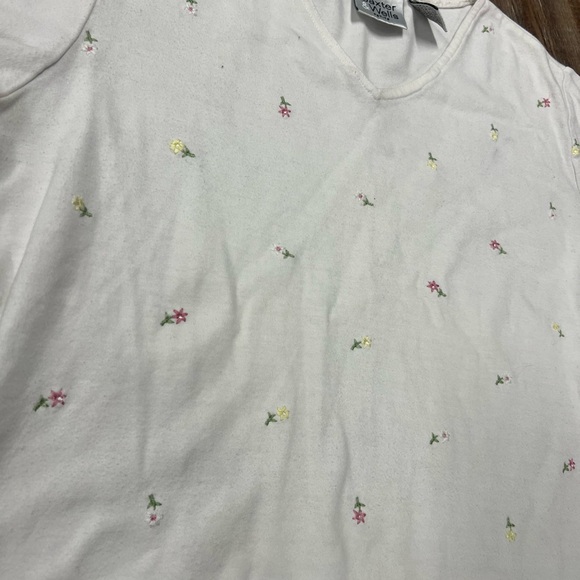 Vintage 90s V-neck short sleeve with embroidered flowers - Picture 2 of 4